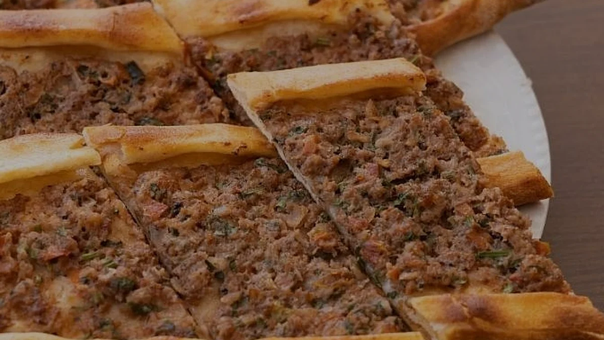 Evde İncecik Hamurlu Kıymalı Pide Nasıl Yapılır
