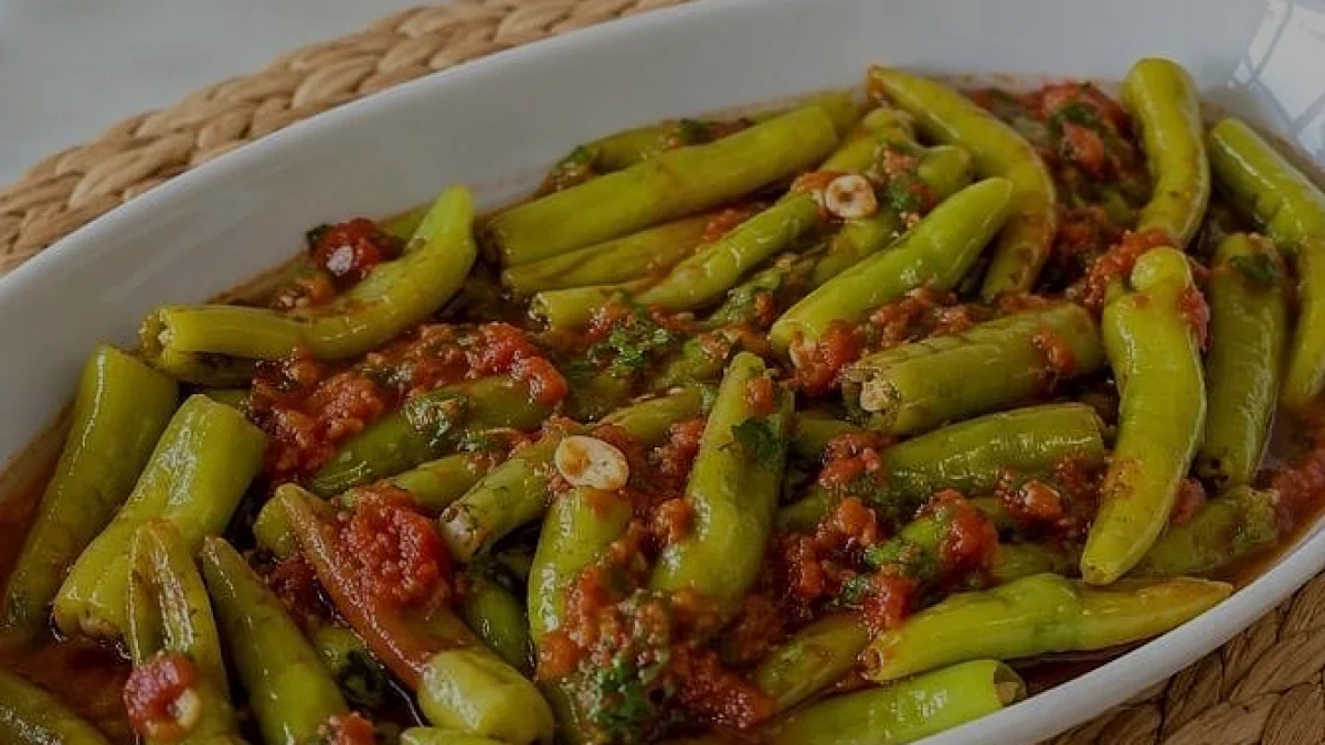 Ev Yapımı Domatesli Yağlı Biber Turşusu Hazırlama Rehberi