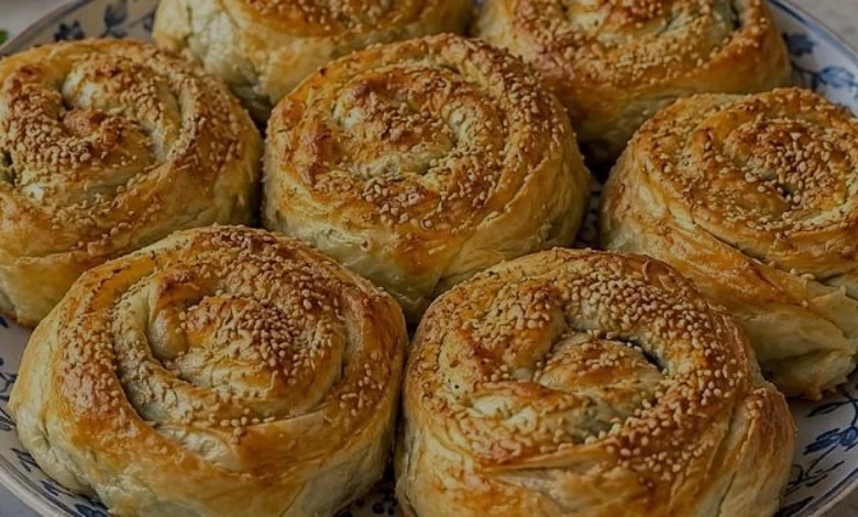 Evde Pratik ve Lezzetli Ispanaklı Gül Böreği Yapımı