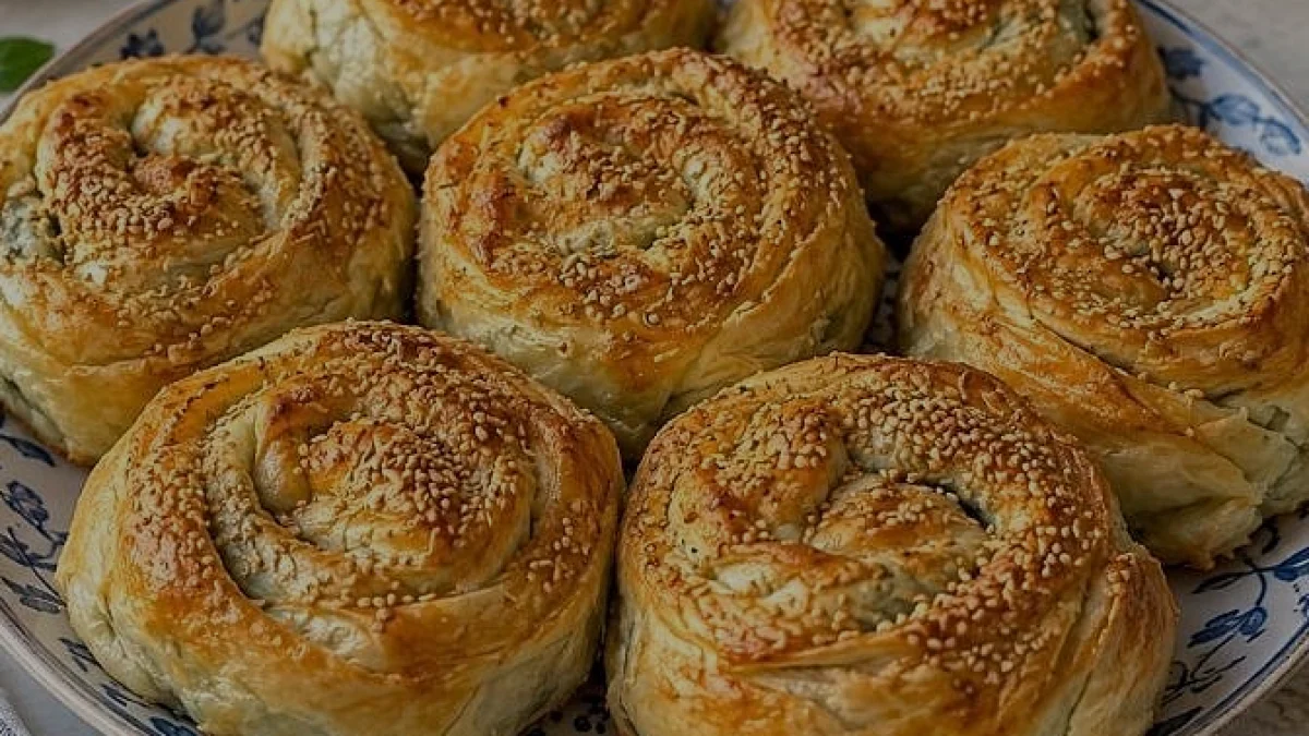 Evde Pratik ve Lezzetli Ispanaklı Gül Böreği Yapımı