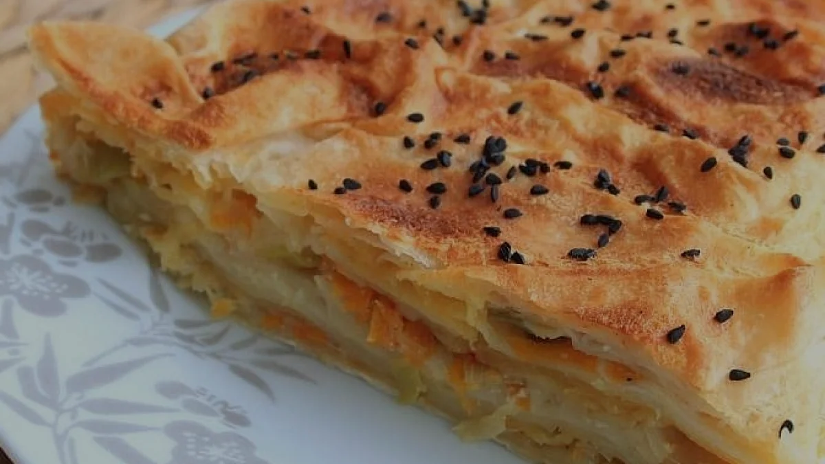 Hazır Yufka Kullanarak Ev Yapımı Tadında Pırasalı Börek Hazırlığı